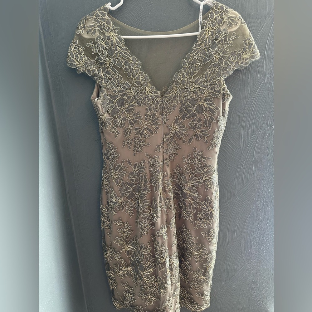Tadashi Shoji gold embossed Sheath  Dress V-Neck Short Sleeve